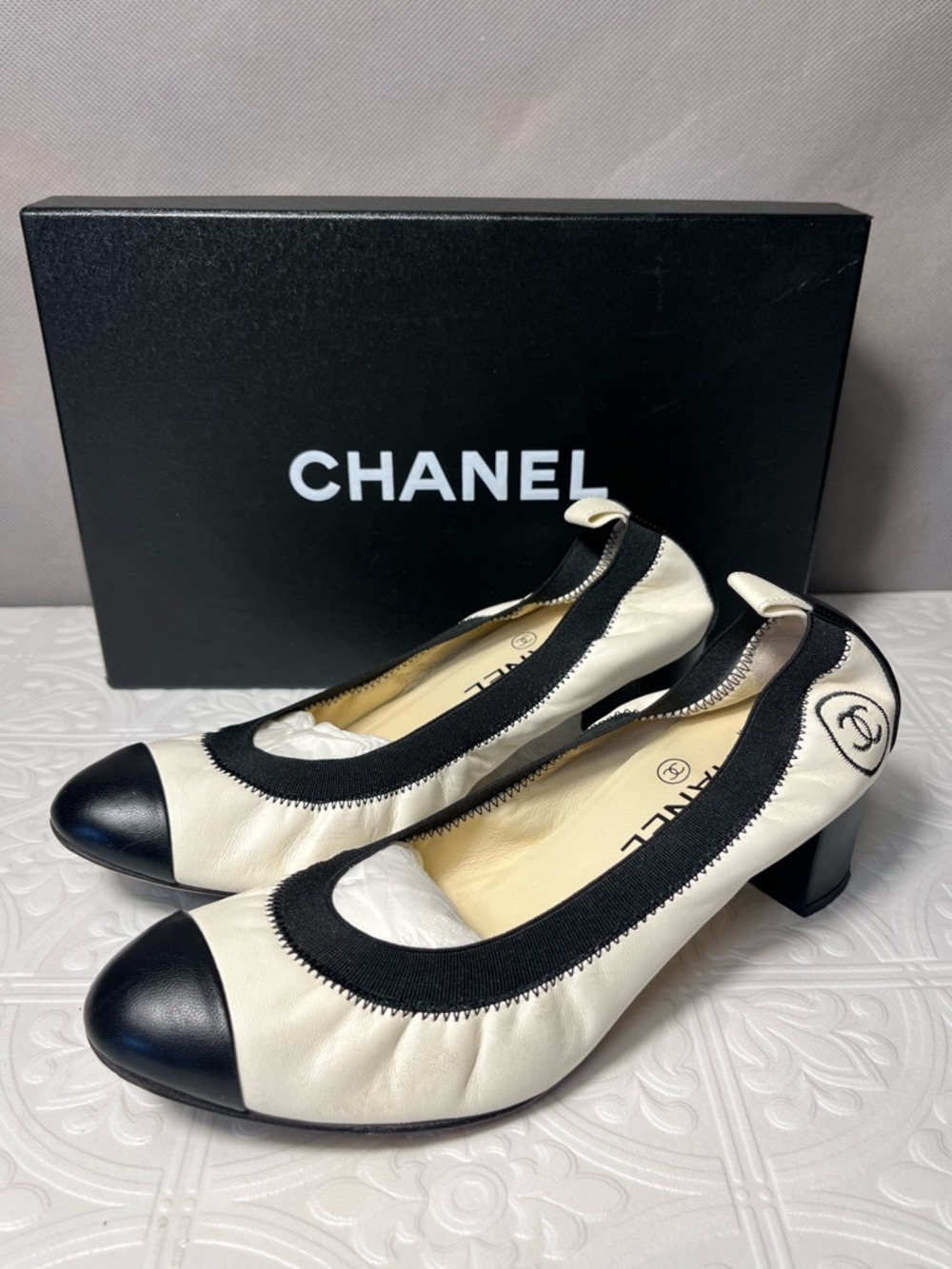 Vtg Authentic CHANEL WHITE LEATHER Black Cap Toe CC LOGO BALLET HEELS Pumps 6.5
